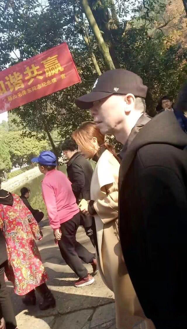 60岁冯小刚湖南参观故居，毫发未损满面春光，正面回应逃税事件