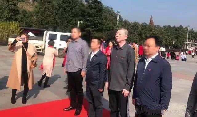 60岁冯小刚湖南参观故居，毫发未损满面春光，正面回应逃税事件