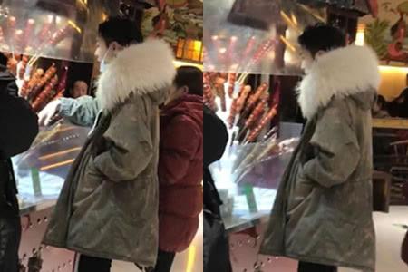 张艺兴小摊被偶遇 路人太幸运了