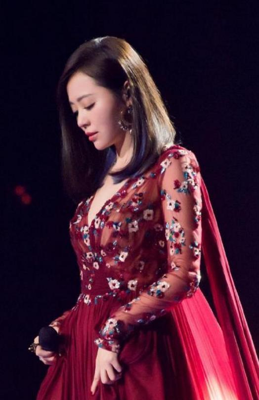 张靓颖换了齐耳短发，网友：奶凶奶凶的，可爱死了