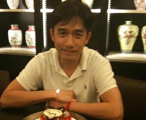 刘嘉玲遭强吻，宁静被吓到，她被马景涛抱起亲，网友：好这口！