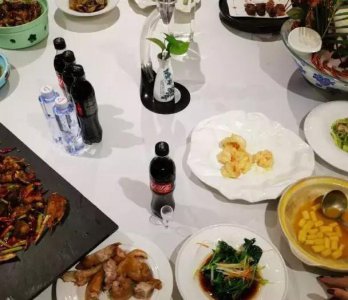 ​贾乃亮晒年夜饭，照片里一女生女主手引人热议，女主身份曝光！