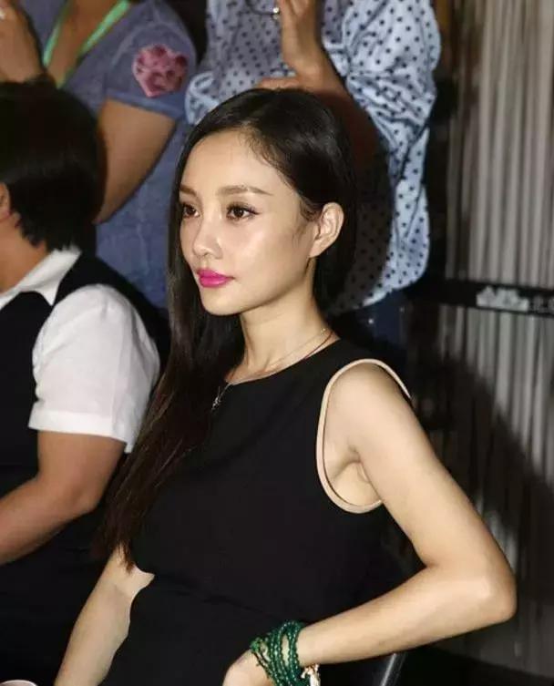 贾乃亮晒年夜饭，照片里一女生女主手引人热议，女主身份曝光！