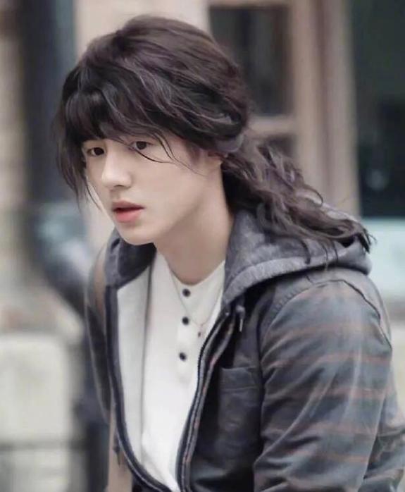 男明星长发造型：陈晓气质大变，刘昊然成“萌妹子”，而他认不出