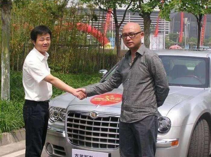 曾是著名主持人，今开百万豪车怒斥女司机，投资面馆赚千万身家