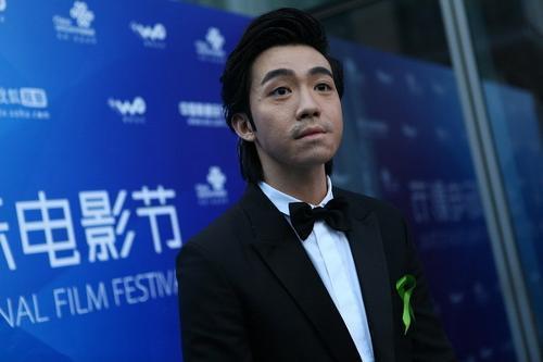 俞灏明被烧毁容，30拍戏被骂想吐，他说完全是猪头？