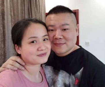​岳云鹏辅导女儿写作业，表情亮了，这幅生无可恋看得网友哭笑不得