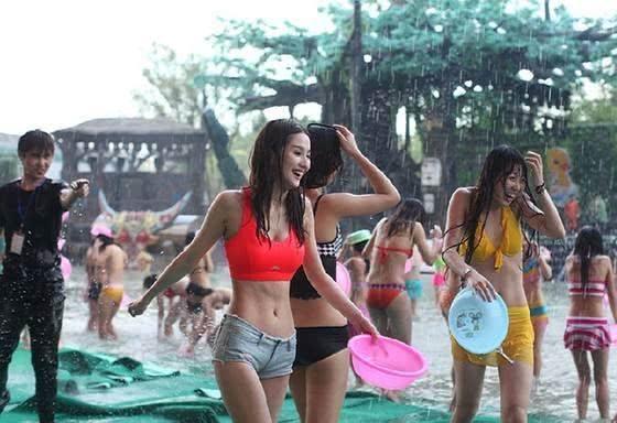 横店群众演员的现状，早起晚睡美女成群，只是梦想和现实差距过大
