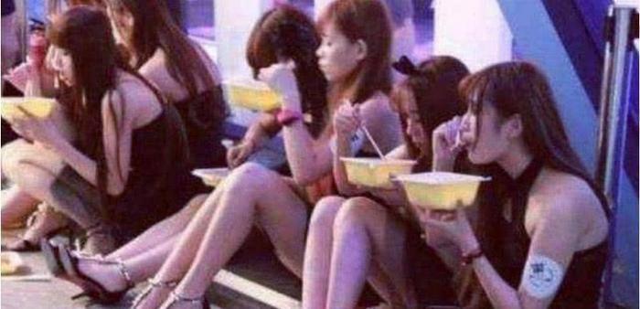 横店群众演员的现状，早起晚睡美女成群，只是梦想和现实差距过大