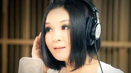 她是一名实力派歌手，因长的丑被那英嫌弃，现整成这样被网友点赞