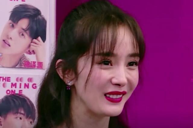 杨幂“少女”人设不保？胸部下垂小腹隆起，网友嘲笑像奶妈