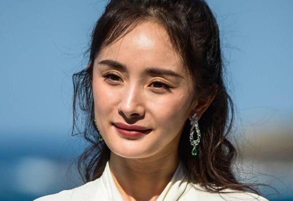 杨幂“少女”人设不保？胸部下垂小腹隆起，网友嘲笑像奶妈