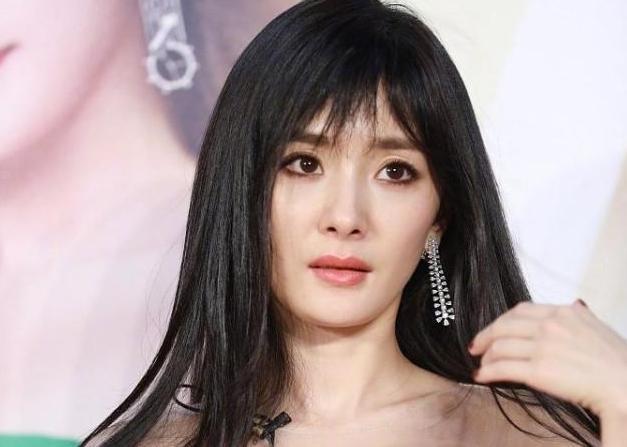 杨幂“少女”人设不保？胸部下垂小腹隆起，网友嘲笑像奶妈