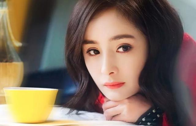 杨幂“少女”人设不保？胸部下垂小腹隆起，网友嘲笑像奶妈