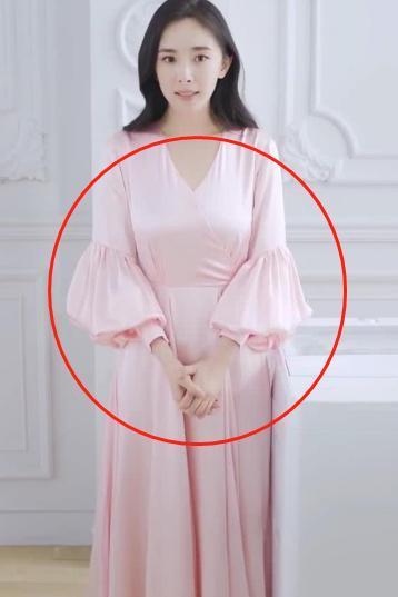 杨幂“少女”人设不保？胸部下垂小腹隆起，网友嘲笑像奶妈