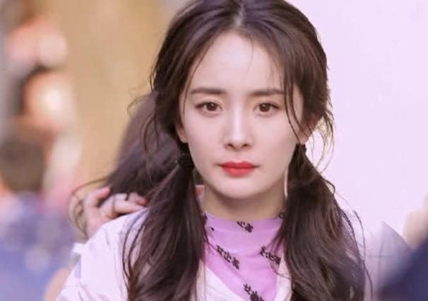 杨幂“少女”人设不保？胸部下垂小腹隆起，网友嘲笑像奶妈