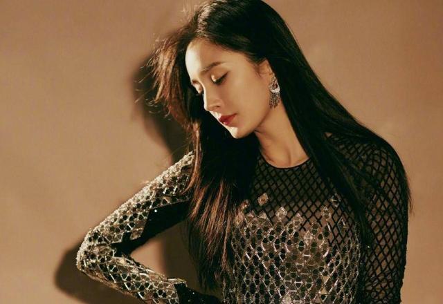 杨幂“少女”人设不保？胸部下垂小腹隆起，网友嘲笑像奶妈