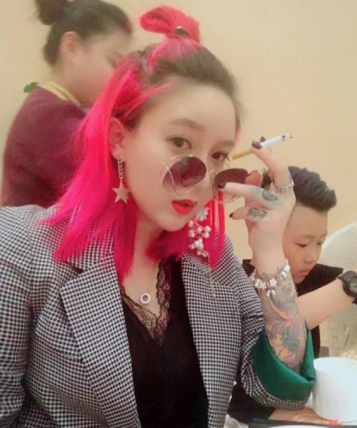 快手一姐官司缠身，将赔偿千万，直播卖惨，网友：活该！