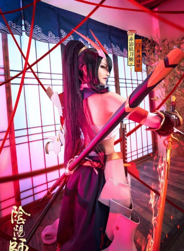阴阳师：妖刀姬神级还原cos，长发及腰美如画，海报都没这么美