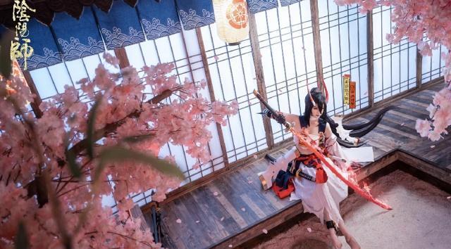 阴阳师：妖刀姬神级还原cos，长发及腰美如画，海报都没这么美
