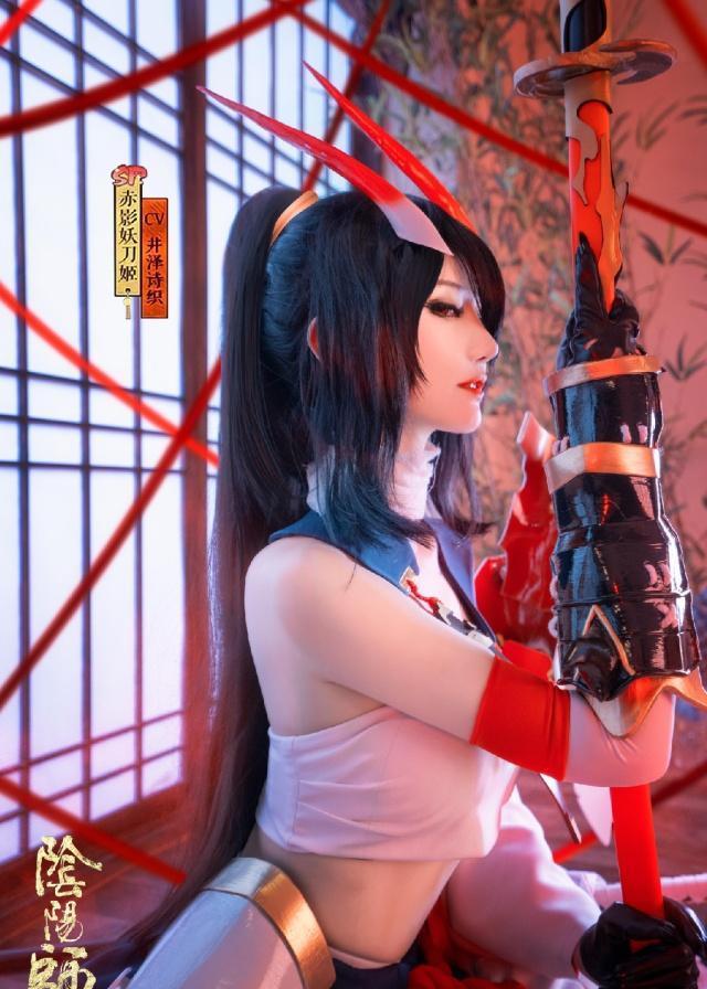 阴阳师：妖刀姬神级还原cos，长发及腰美如画，海报都没这么美