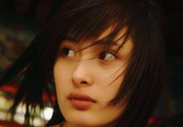 杨幂出道初期旧照公开，“原装脸”前后相比较，还是以前的好看