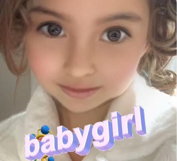 本以为是周杰伦晒女儿小周周的照片，认真一看原来是爱妻昆凌美照