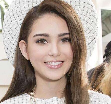 本以为是周杰伦晒女儿小周周的照片，认真一看原来是爱妻昆凌美照