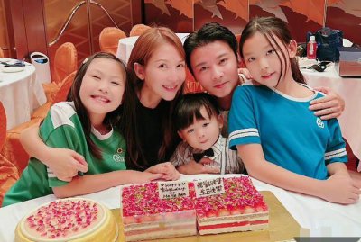 ​蔡少芬生日晒全家福，一家五口共用一张脸，儿女颜值太高