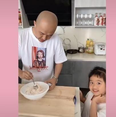 包饺子录视频为爸爸送节日祝福，包贝尔暖心回复