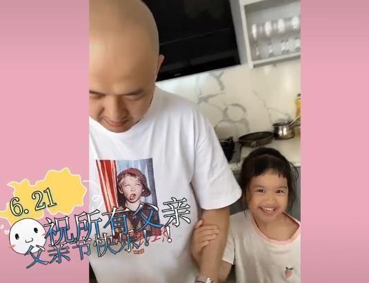 包饺子录视频为爸爸送节日祝福，包贝尔暖心回复