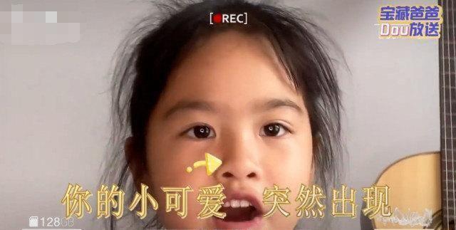 包饺子录视频为爸爸送节日祝福，包贝尔暖心回复