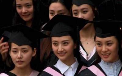 ​程七七素颜照和妆后差太多了吧，而刘亦菲同学还出演过《宫2》的大反派？