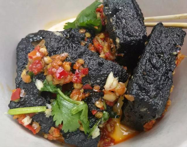 天呐！臭豆腐配料里竟然有“屎”？！还能不能放心吃了？