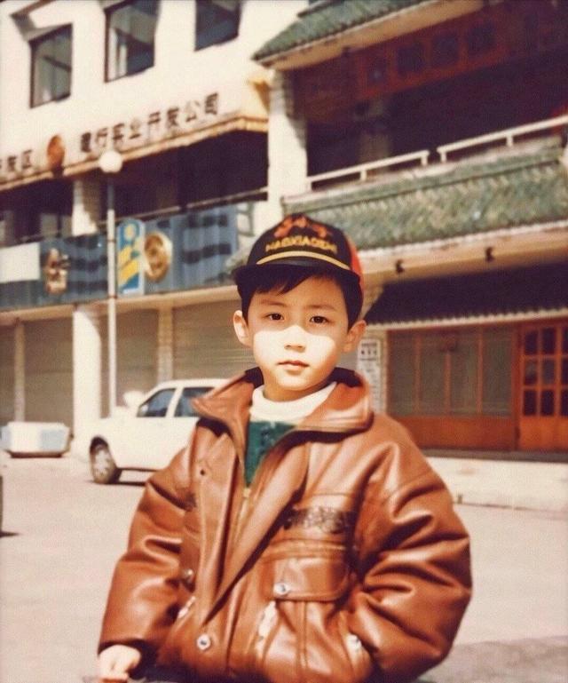 流量男星童年照：朱一龙像个可爱小少爷，李敏镐真是让人眼前一亮