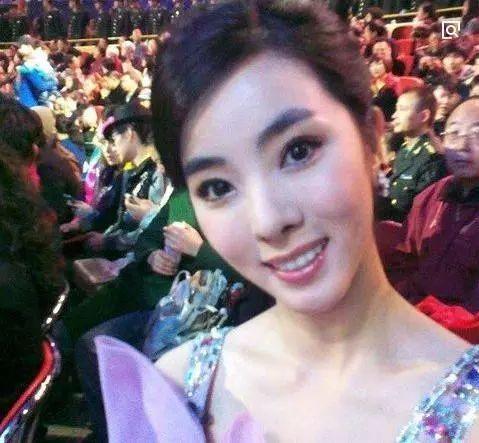 春晚主持人大曝光，主持春晚20年的董卿被刷下！而她成为赢家！