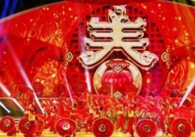 ​春晚主持人大曝光，主持春晚20年的董卿被刷下！而她成为赢家！