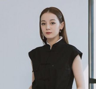 ​热巴第一次穿丝袜，网友看到不淡定了，更像白雪公主了
