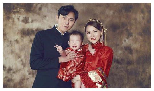 同样是姐弟恋，文马离婚，经超把妻子宠成公主，他把老婆宠成女王