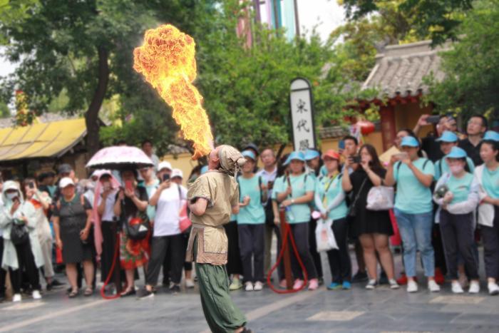 清明上河园88元夜游年卡承包你的“夜生活” 你办了吗？