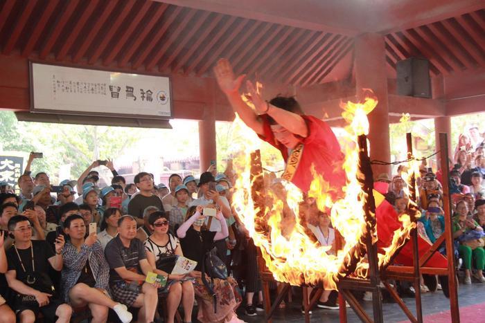 清明上河园88元夜游年卡承包你的“夜生活” 你办了吗？