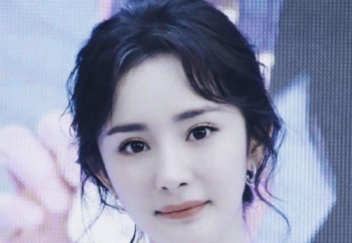 赵丽颖的宝宝会长啥样？俩人照片合一起后，网友：咋是杨幂？
