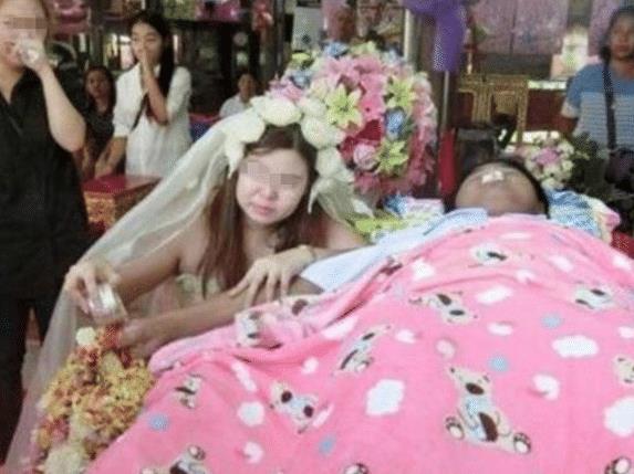 婚礼上新郎突然死亡，新娘坚持办完婚礼，说出的理由让大家都哭了