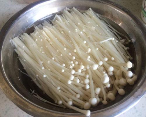 刚买回来的金针菇非常脏? 教你清洗金针菇的步骤, 一起来试试