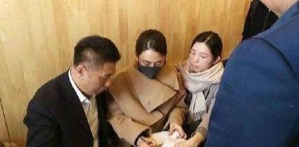 马苏现身表情肃穆，心情不佳，与黄毅清官司凉了？