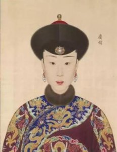 ​令妃虽非皇后却拥有东珠朝珠，薨逝后仪仗仅比皇后少一件