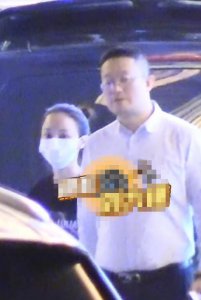 ​出轨风波后姚笛夫妻首度合体，十指紧扣显甜蜜，似乎不受风波影响