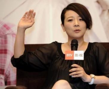 ​陈小艺因《离婚》出名，被拍出轨2次，丈夫刘惠宁却劝记者不要报道？