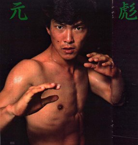 ​出道30年零绯闻，曾经与成龙肩并肩，成龙红了，他却红不了