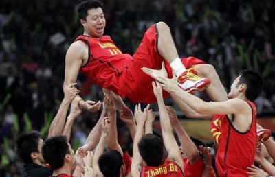 ​八一主帅王治郅现状：二婚妻子家庭背景强大，儿子坚持中国籍！